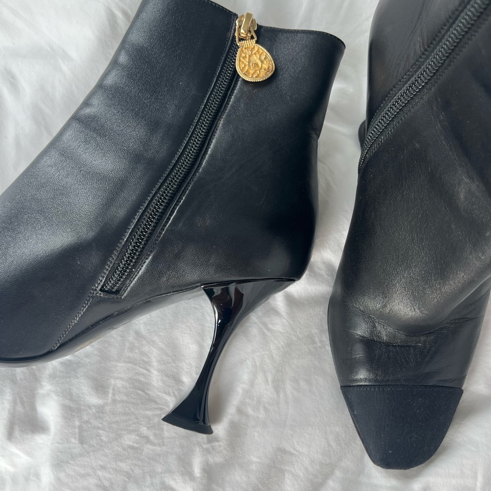 Chanel 2019 Interlocking CC Logo Boots in Black Leather with grosgrain cap toe - Picture 2 of 16